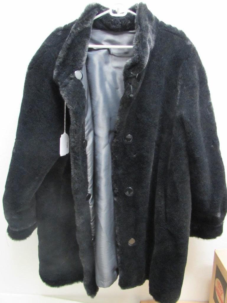 Ladies Winter Coat: Plus size with faux fur and no label