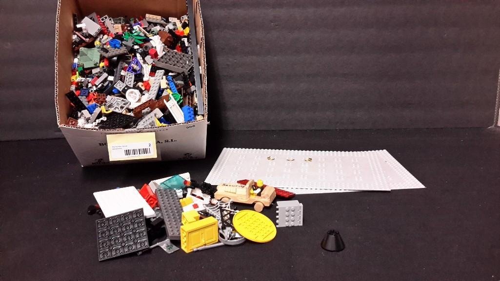 Misc. Lego Pieces: Large lot of miscellaneous Lego pieces 