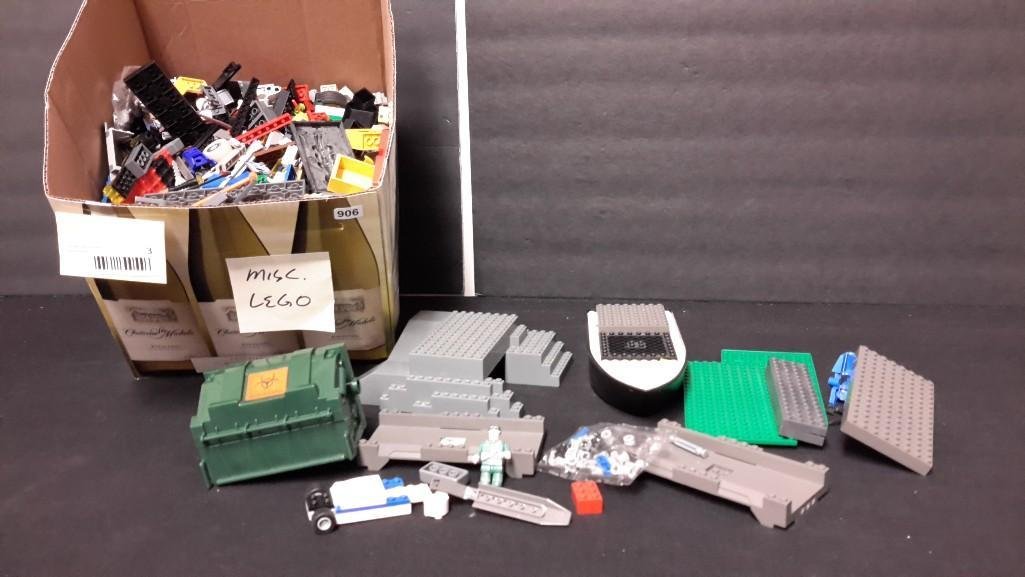 Misc. Lego Pieces: Large lot of miscellaneous Lego pieces