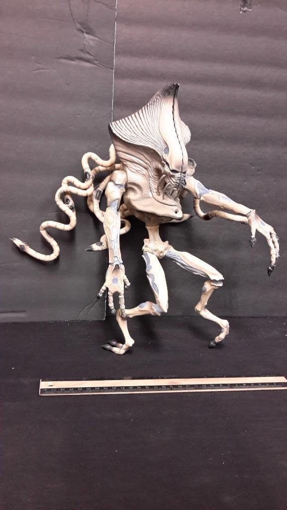 Supreme Commander Independence Day Figure: Does not come in packaging, figure only head screeches as head opens