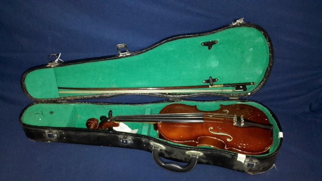 Starusberg 1989 Model VA20-13 Violin & Case: With Case, also marked Yamaha corporation, serial no. 9H1110, shows ware, comes with one bow