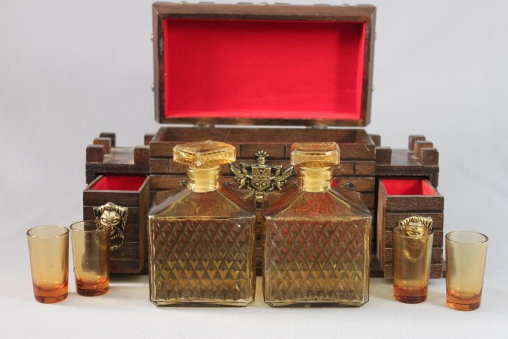 Vintage Castle Shaped Liquor Chest Set: Portable, two decanters and four shot glasses, 6.5"x13.5"x7", in good condition.