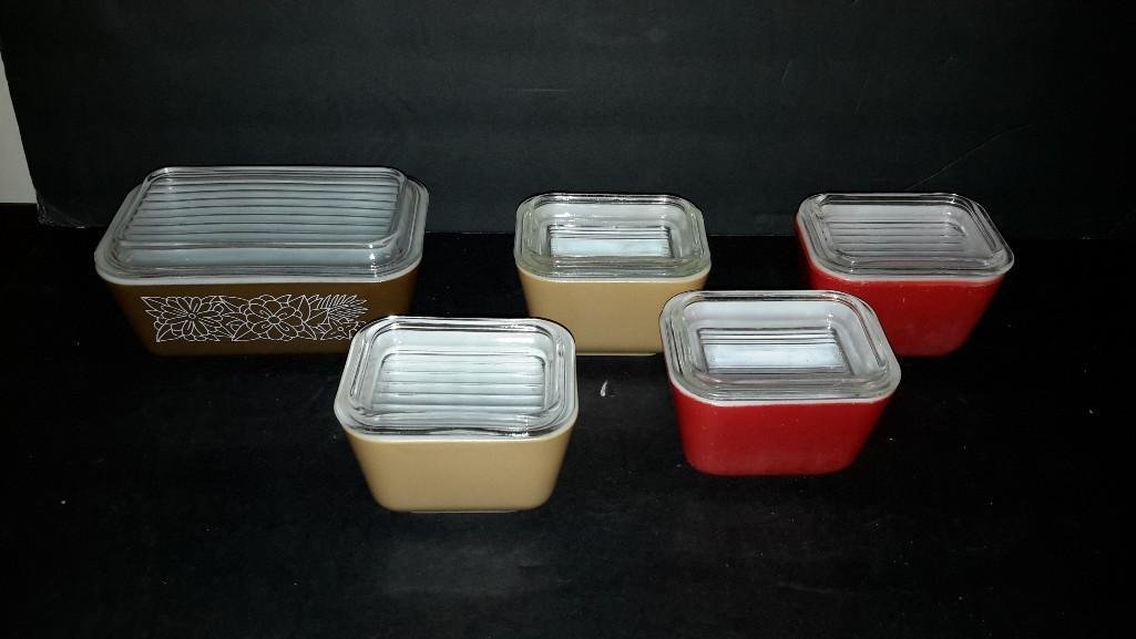 Vintage Refrigerator Pyrex Lidded Boxes (5): 4 small 12 oz, 1 larger 1 1/2 pints. All Pyrex. Some show wear to the outside color.