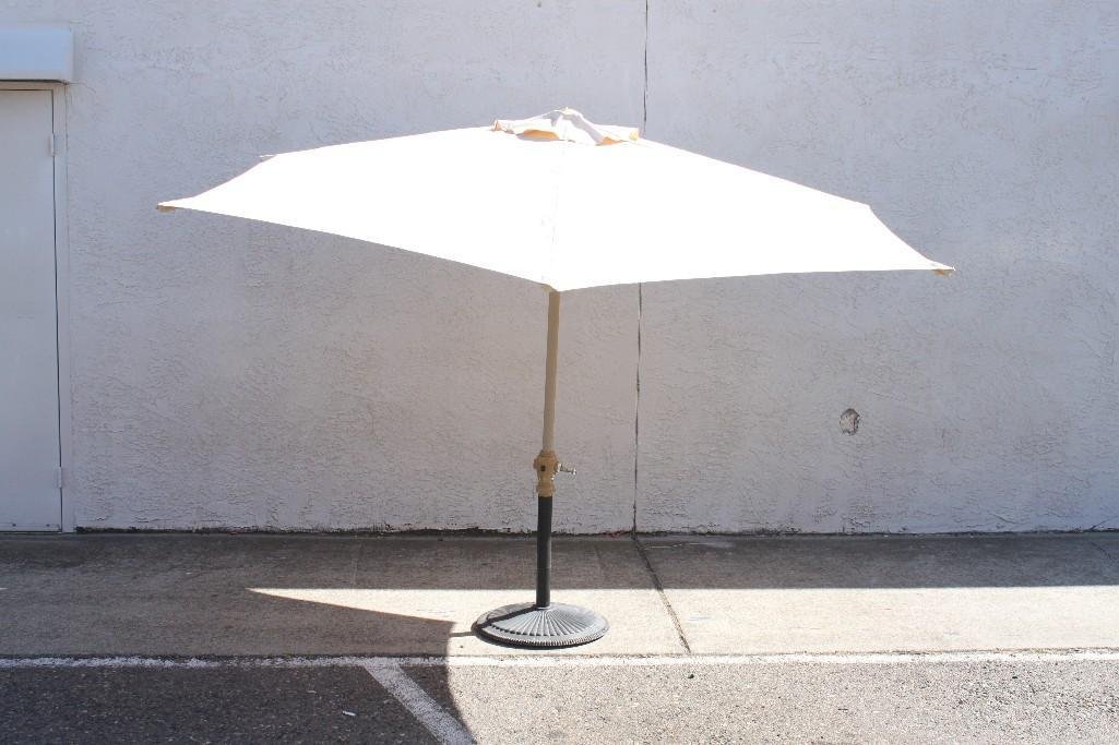 Patio Umbrella: Nylon fabrics umbrella with stand 