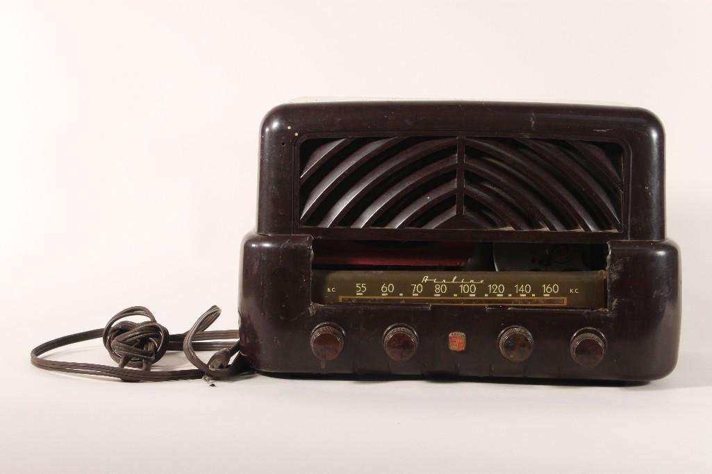 Bakelite Wards Airline Radio: Model 94, has bakelite encasement, 14" x 9.5" x 7.5", shows some wear