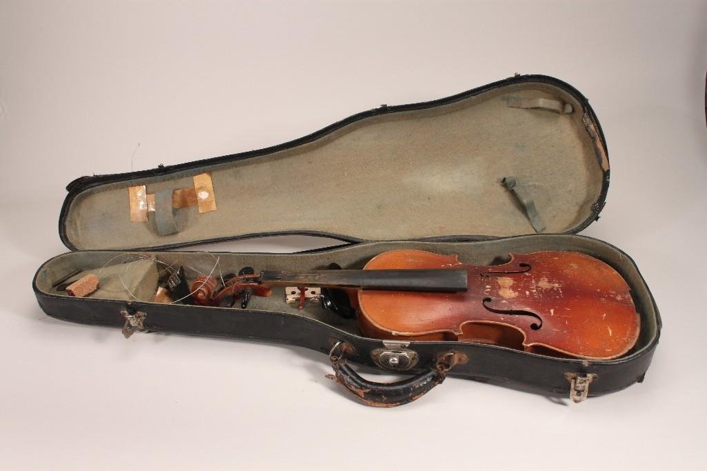 Antonnas Stradiuarius Cremonensis Violin: Faciebat Anno 17 made in Czechoslovakia, comes with carrying case, case and violin needs repair, no bow available