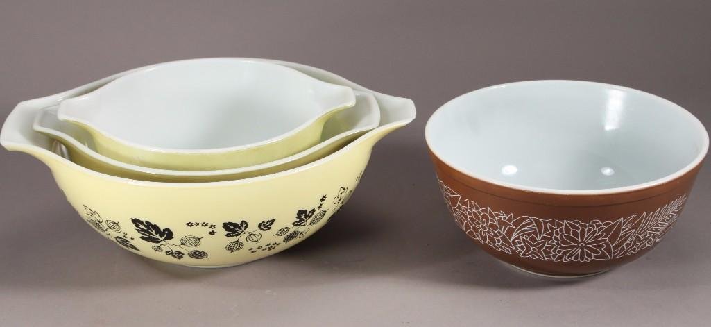 Vintage Pyrex Bowls (4): Various sizes and colors, smallest green one shows a lot of wear, others are in good condition