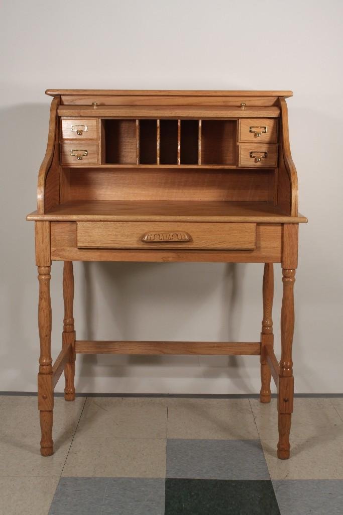 Oak Roll Top Desk: Small Light oak Desk measures 32.5"x 44"x 24", in good condition, drawers need alignment