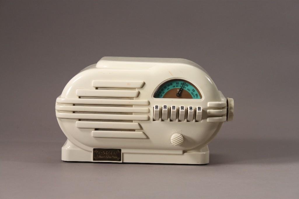 Crosley Collectors Edition radio: back is marked Crosley CR-3 Limited edition radio number 1378, measures 13"x7.5"x6", tested and works. 