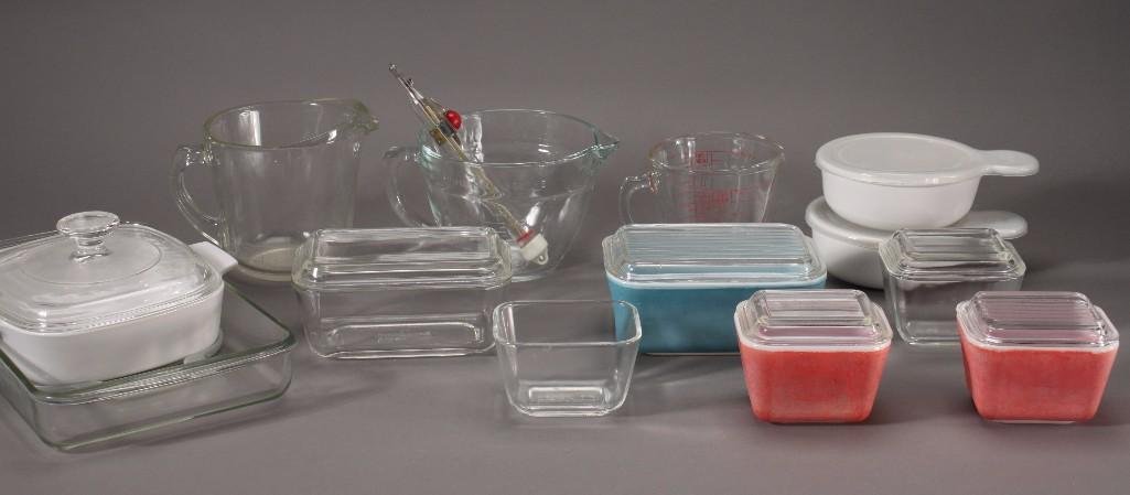 Kitchenware: Five 3x4x3.5'' Pyrex dishes (4 have lids), 7x4x3'' Pyrex dishes with lids, two white lidded Grab It bowls with handles, baking dish, three clear glass measuring cups, and more.