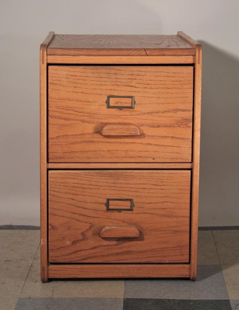 Wooded 2 Drawer Filing Cabinet: 18.5''x28.5''24'', good condition.