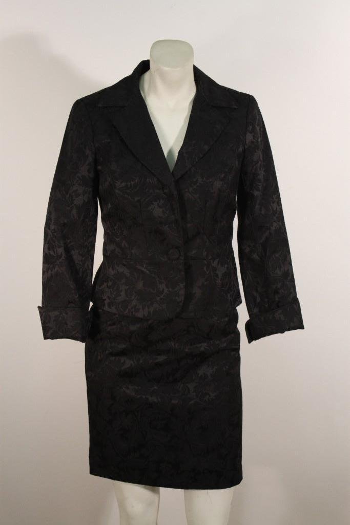 George Ladies 2 piece Suit: Size 4, include black skirt and blazer, with leaf design, good condition