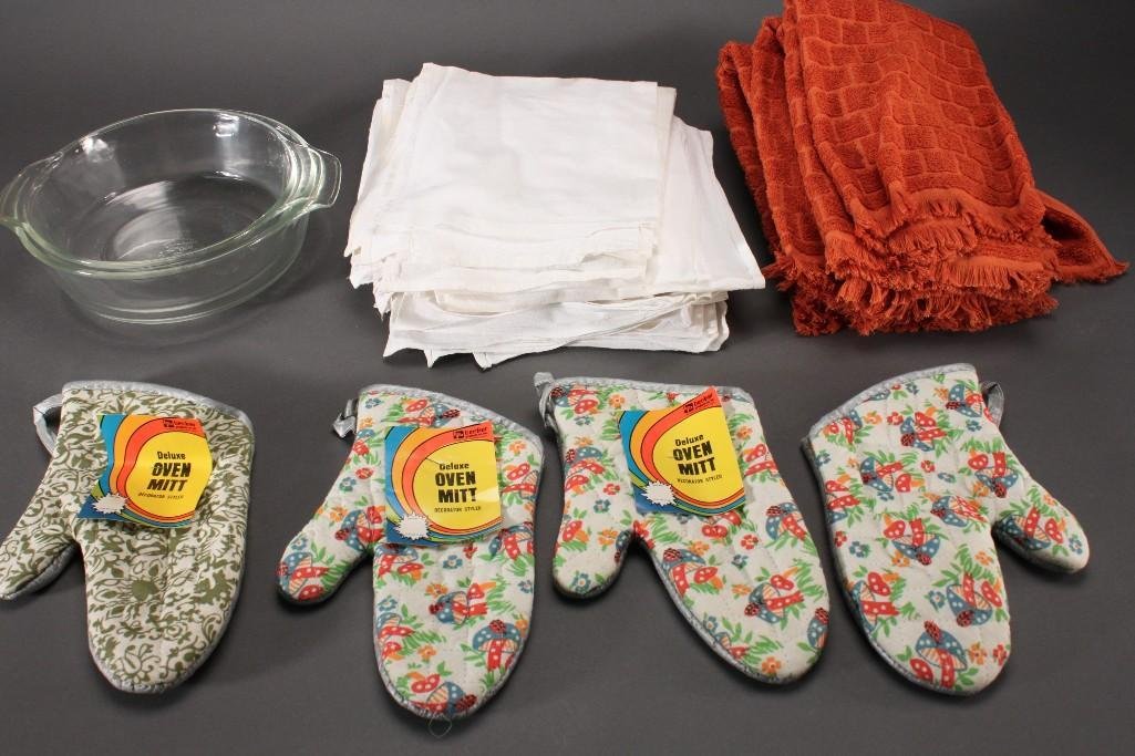 Kitchenware Assortment: Kitchen towels, oven mits, and two clear glass Anchor Hocking bowls. Items are in good condition.