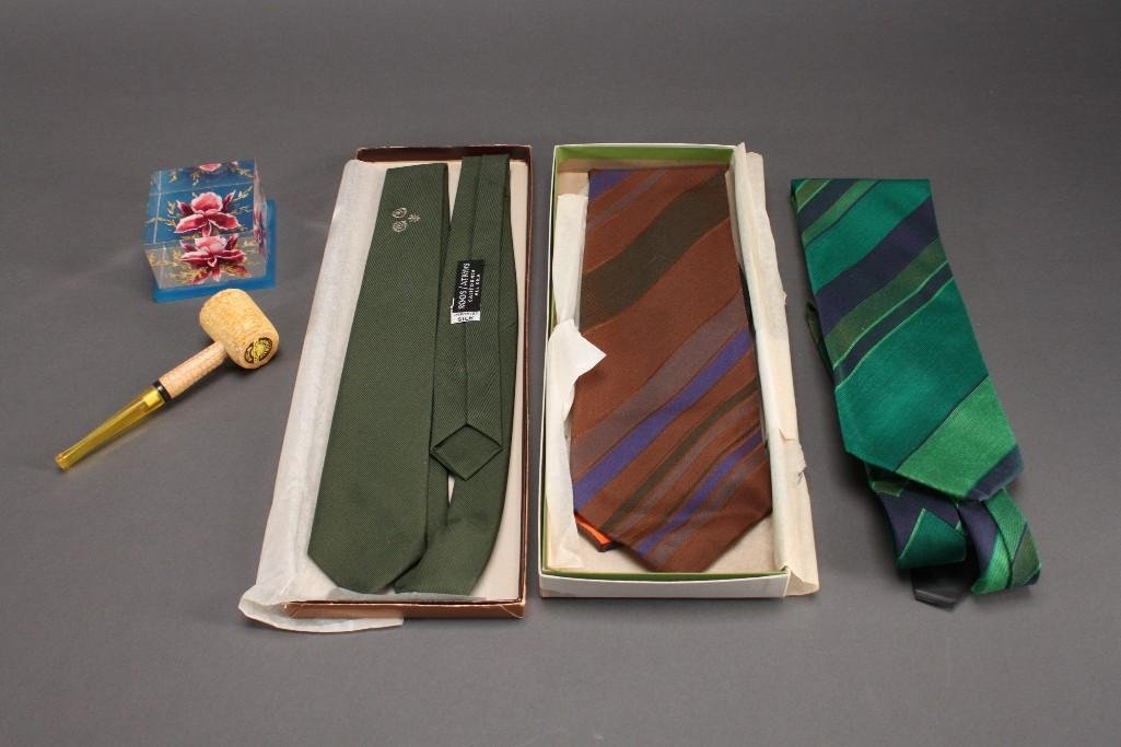 Mens Ties and Accessories: Roos/Atkins green silk tie in original box and two stripped Ernst SF, dacron and polyester ties in original box. Missouri Original corncob pipe and a floral paperweight.