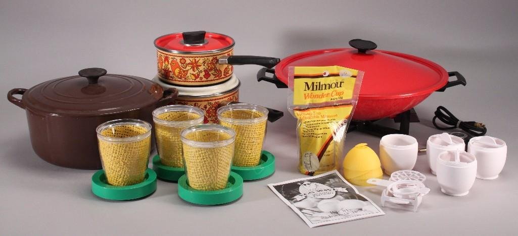 Kitchenware: Eight piece green and yellow plastic cup and coaster set, plastic measuring cups, two red bird design lidded pots (both show age andwear), Wonder Cup (adjustable measuring cup), a Westbend1000 watt el