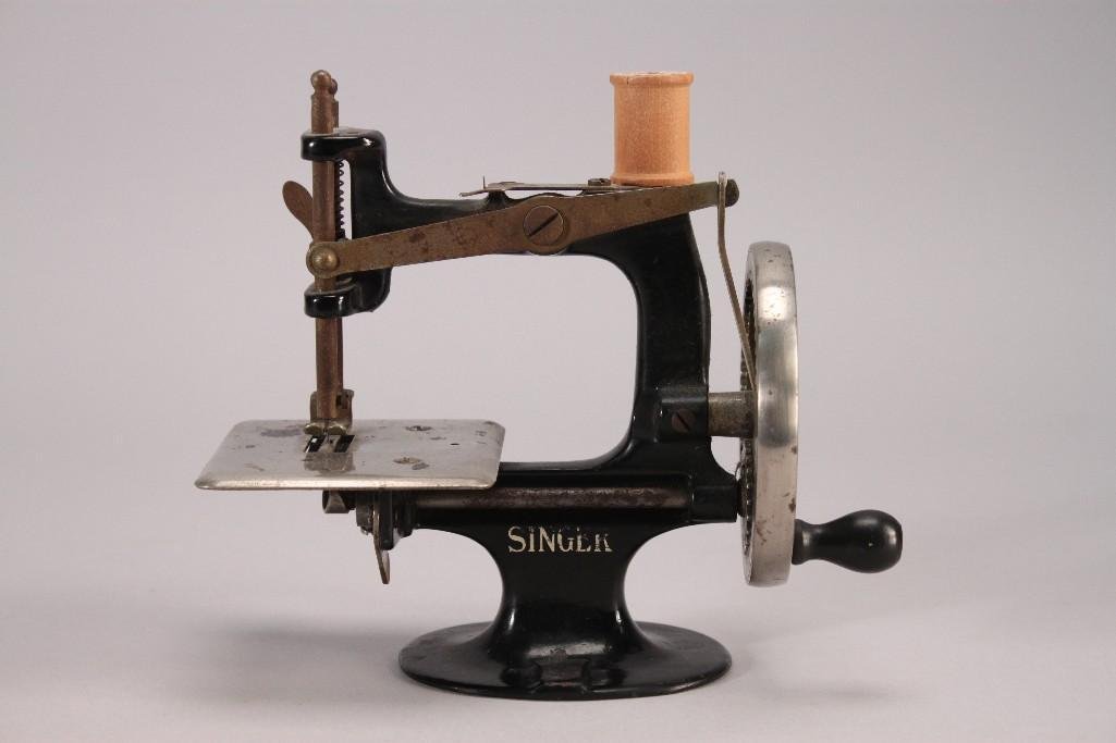 Singer Sewhandy Child's Toy Sewing Machine (1 of 8)