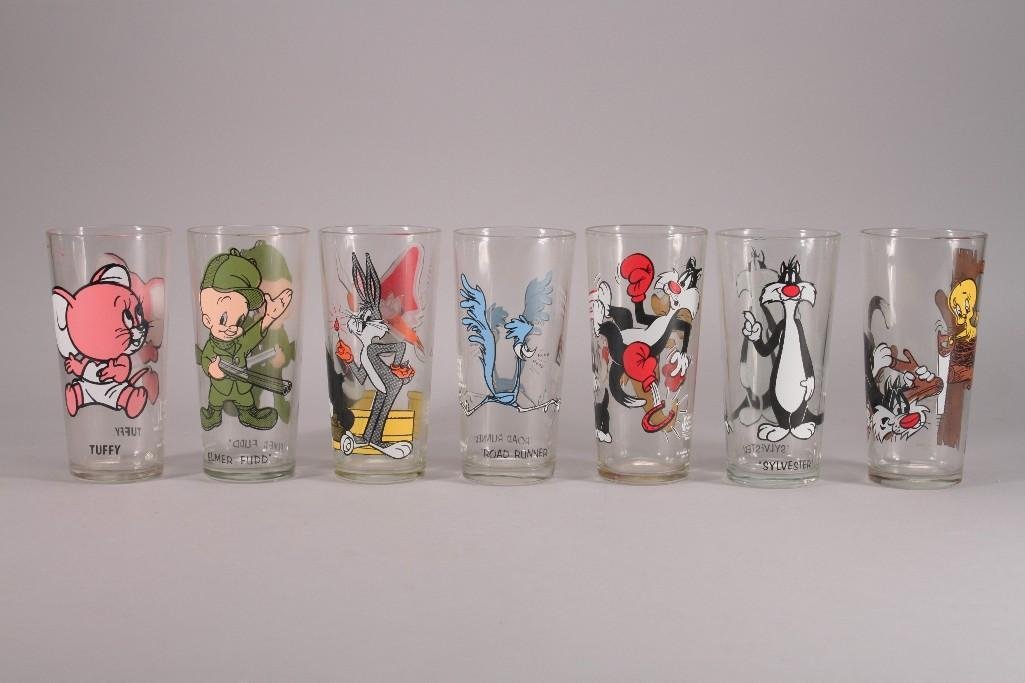 Vintage Looney Tunes Collectible Glasses (7): Pepsi collectible 6.5" LooneyTunes beverage glasses include 1973 Road Runner glass, 1975 Tuffy glass, 1976 Bugs Bunny glass, 1973 Elmer Fudd glass, 1973 Sylvester glass, 1976 Tweety Bird glass, and mo