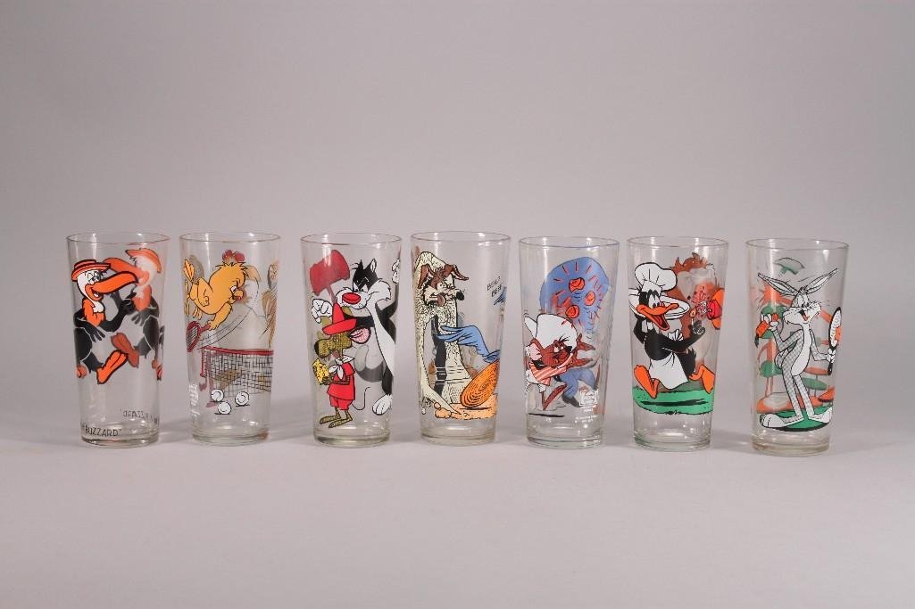 Vintage Looney Tunes Collectible Glasses (7): Seven Pepsi Looney Tunes collectible 6.5" tall beverage glasses include 1976 Sylvesterglass, 1976 Taz glass, 1973 Beaky Buzzard glass, 1976 Bugs and Marvin glass, and more. Glasses show age and wear o