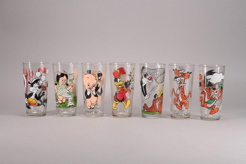 Vintage Looney Tunes Collectible Glasses (7): Pepsi collectible 6.5" Looney Tunes beverage glasses include1973 Cool Cat glass, 1973 Porky Pig glass, 1976 glass, 1976 Tweety and Sylvester glass, and more. Glasses are in good condition for age.