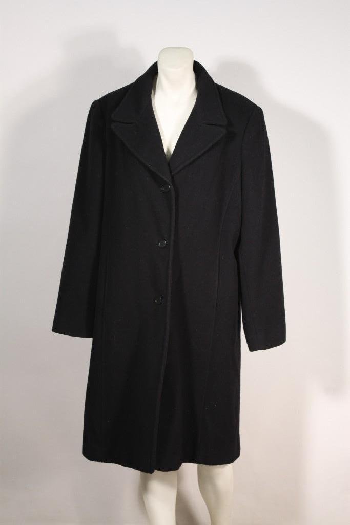 Ladies London Fog Trench Coat: Black London Fog trench coat size 14, in good pre-owned condition. Made in Dominican Republic.