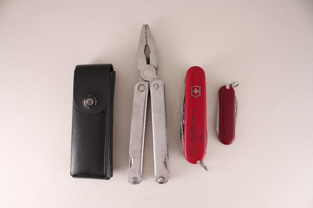 Pocket Knives & Utility Tool (3) (1 of 4)