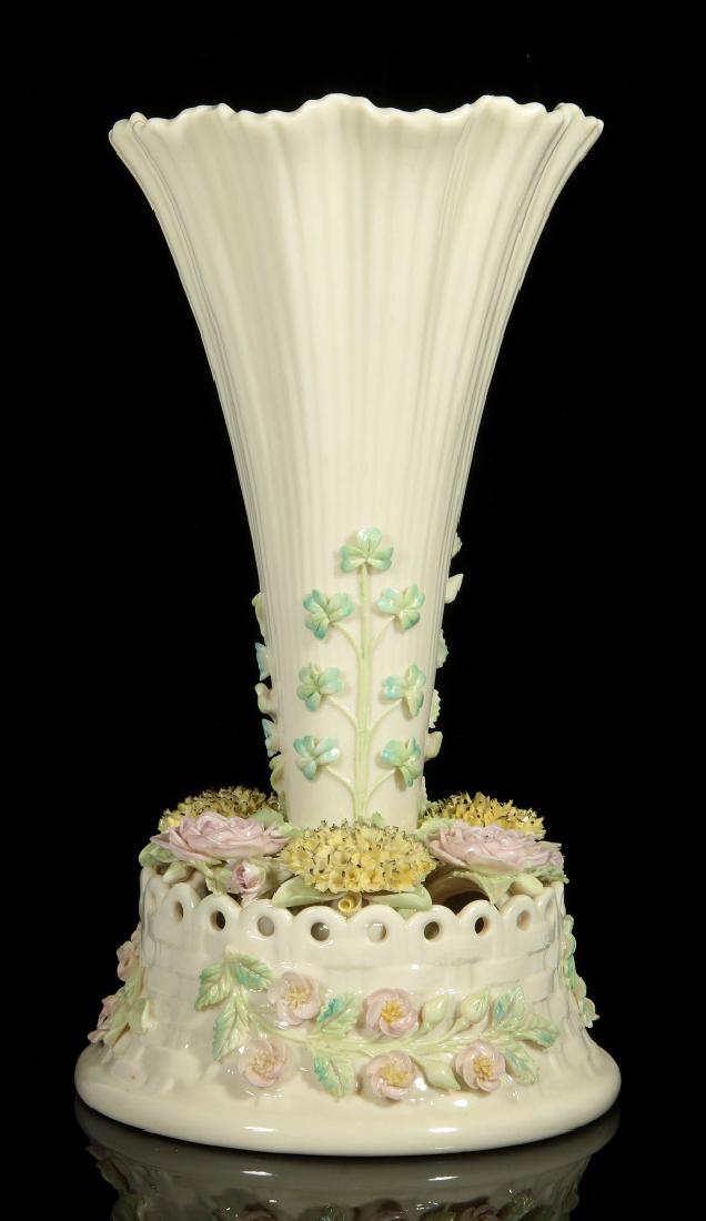 AN IRISH BELLEEK FLOWERED TABLE CENTRE VASE (1 of 10)