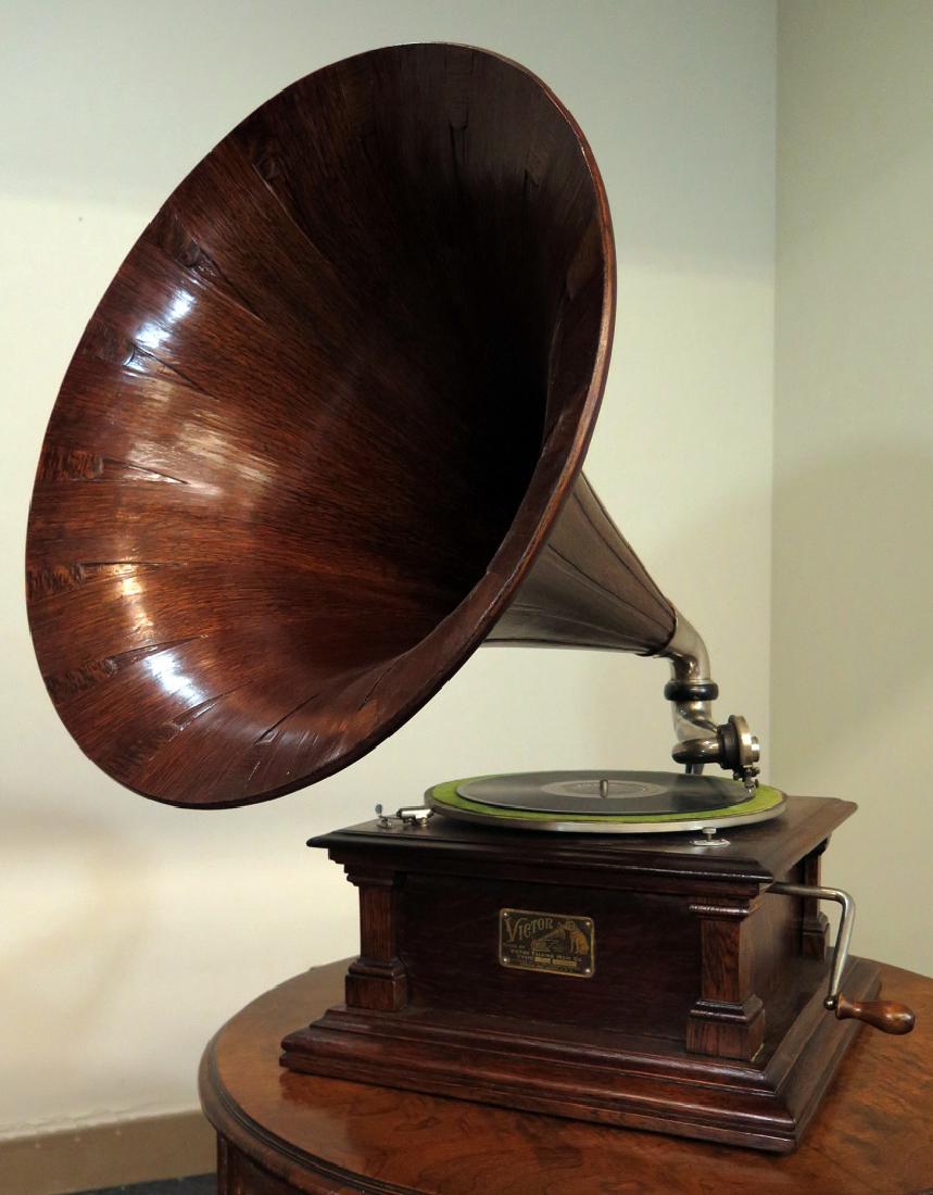 A FINE VICTOR 'D' PHONOGRAPH W/ OAK SPEARTIP HORN (1 of 12)