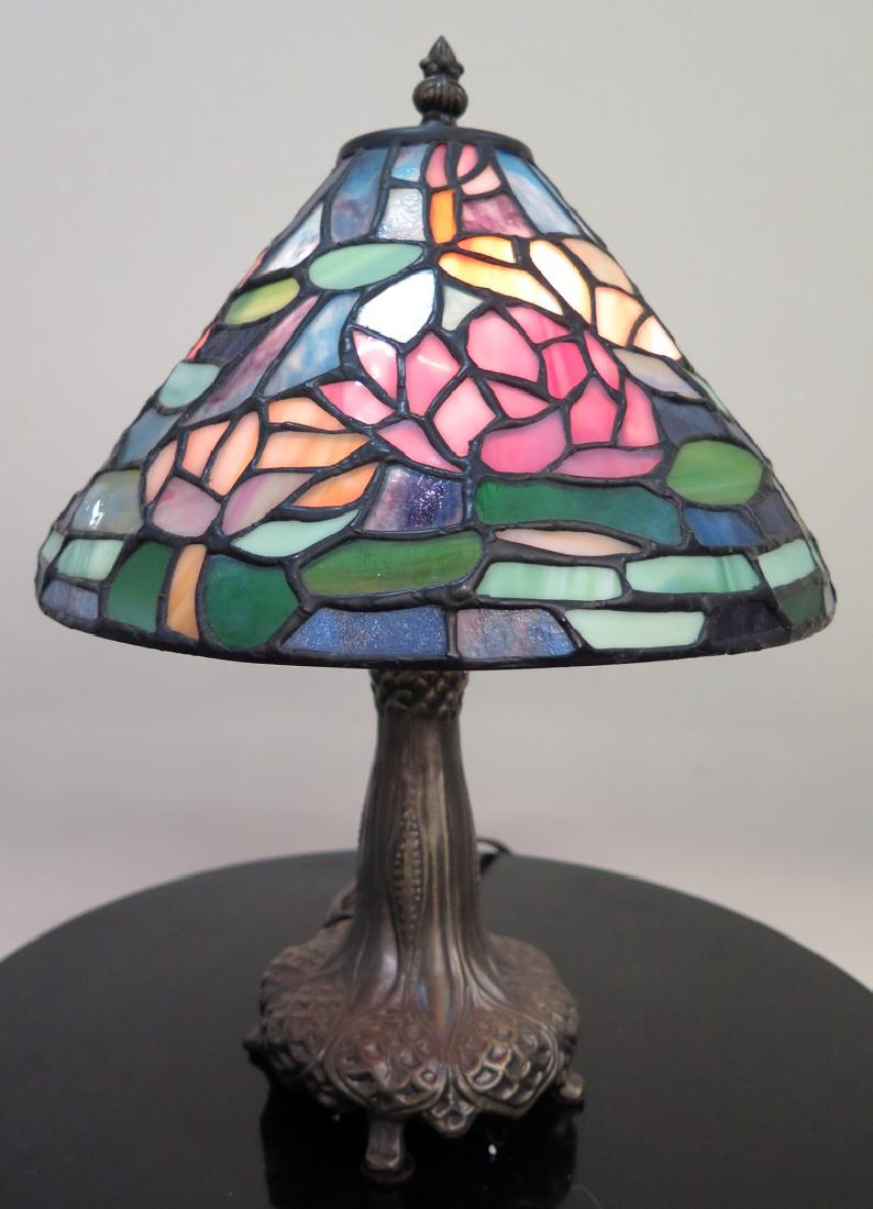 A DALE TIFFANY LAMP WITH STAINED GLASS SHADE (1 of 3)
