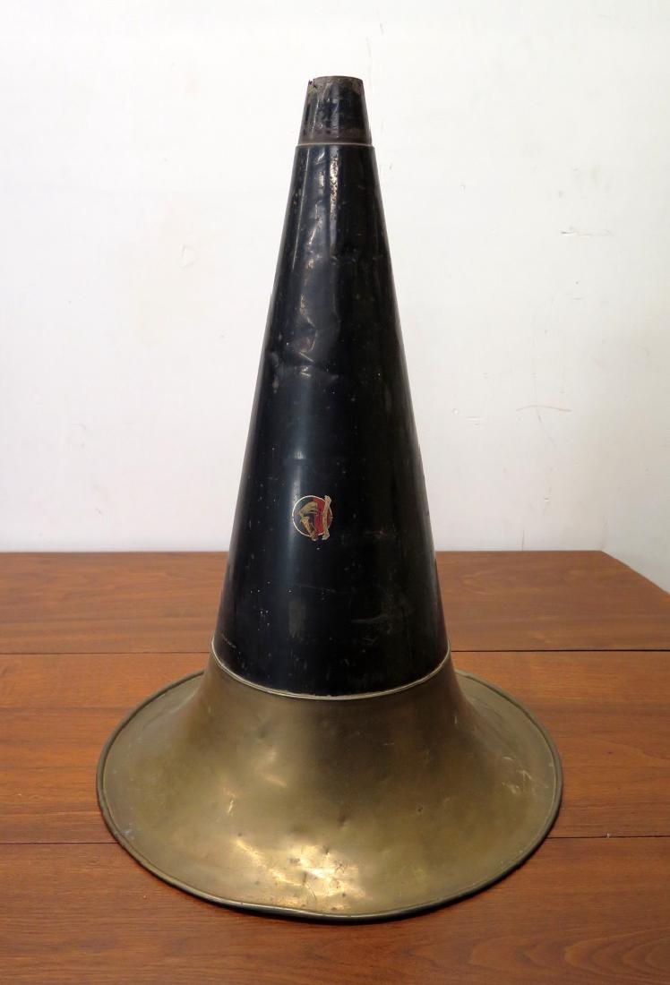 AN ORIGINAL VICTOR BRASS BELL PHONOGRAPH HORN (1 of 3)