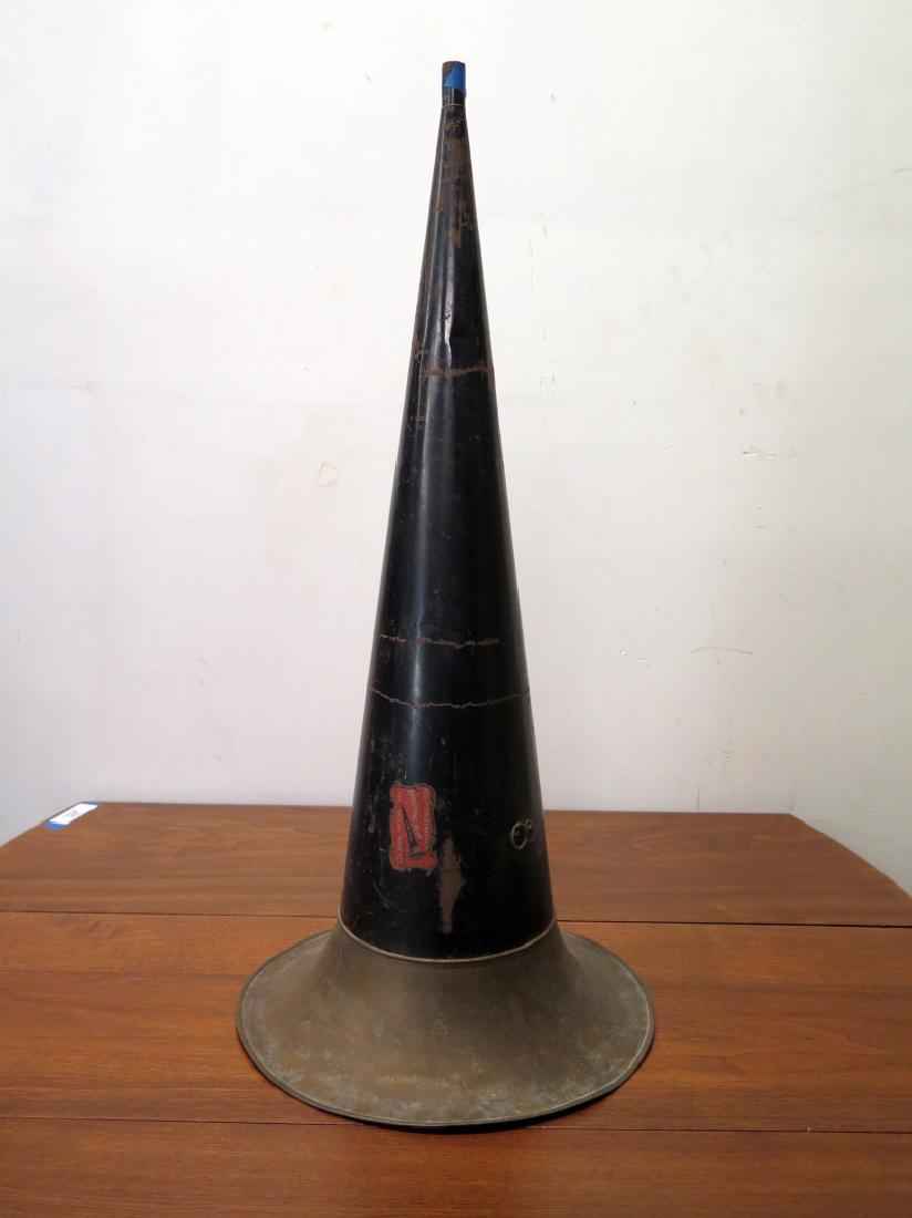 AN ANTIQUE BRASS BELL PHONOGRAOH HORN (1 of 3)