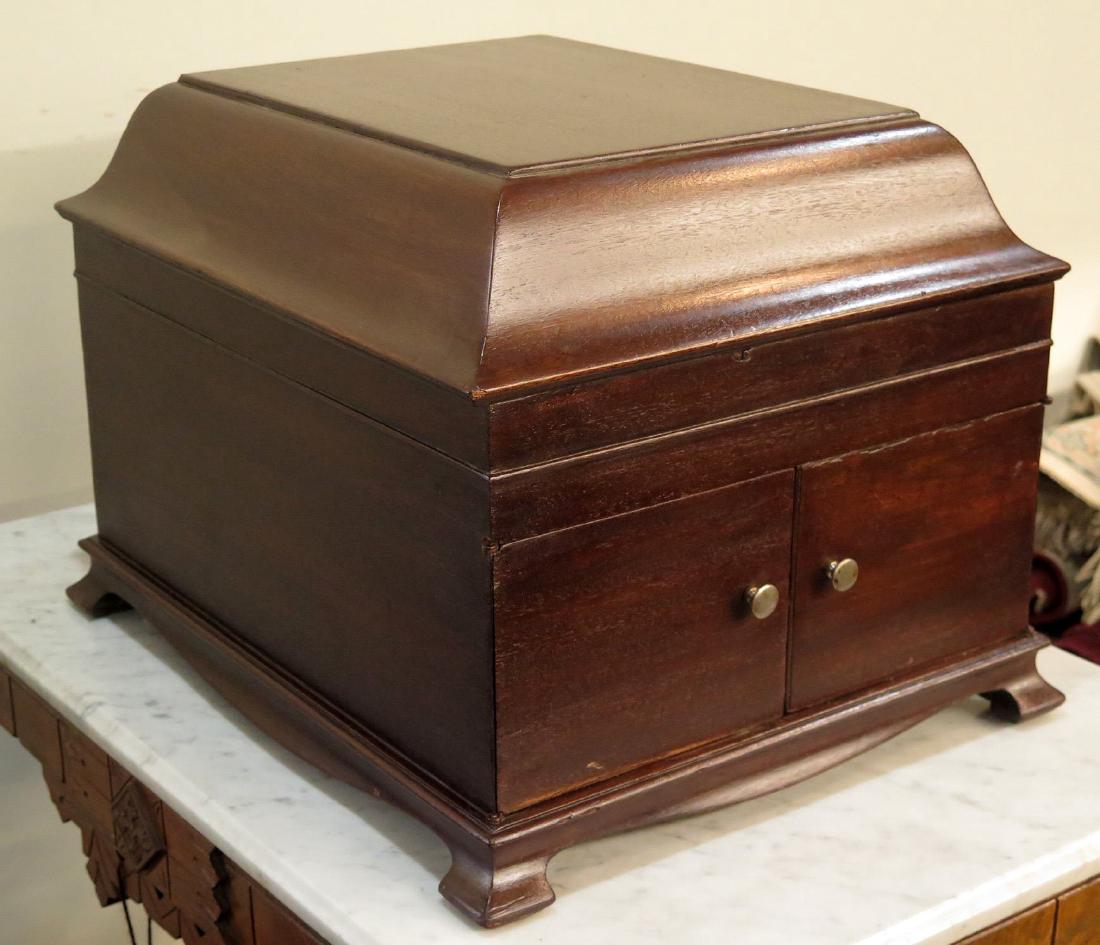 A MAHOGANY VICTROLA IX PHONOGRAPH W/ INTERNAL SPEAKER (1 of 4)