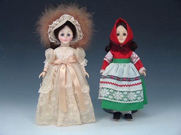 EFFANBEE CURRIER & IVES & ITALY VINYL DOLLS: All original with orignal tags and working sleep eyes. Both measure 11 inches talll.