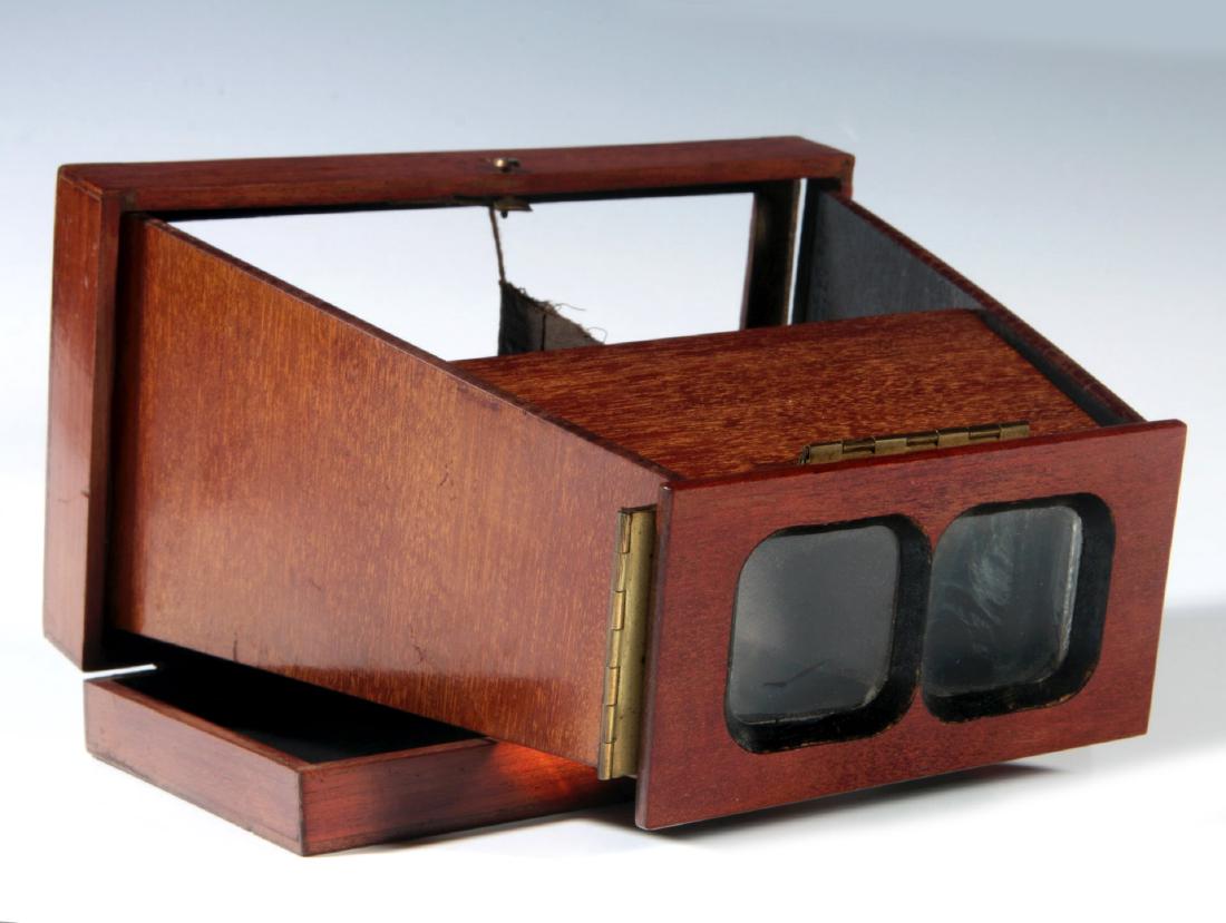 A 19TH CENTURY BREWSTER TYPE FOLDING STEREOSCOPE (1 of 8)
