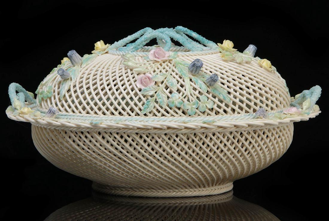 A NICE IRISH BELLEEK FOUR STRAND LIDDED BASKET (1 of 12)