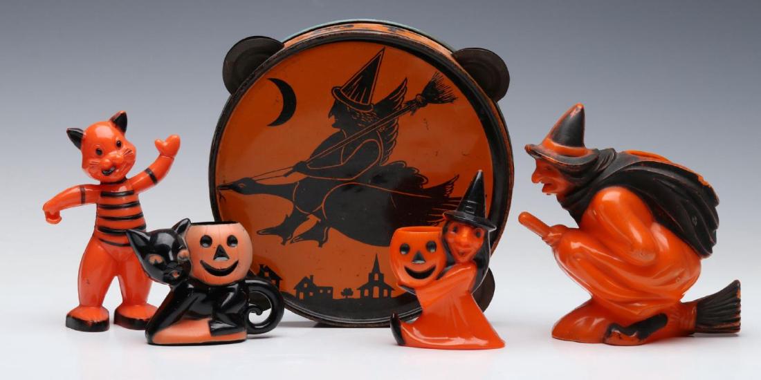 A GROUP OF VINTAGE HALLOWEEN COLLECTIBLES (1 of 3)