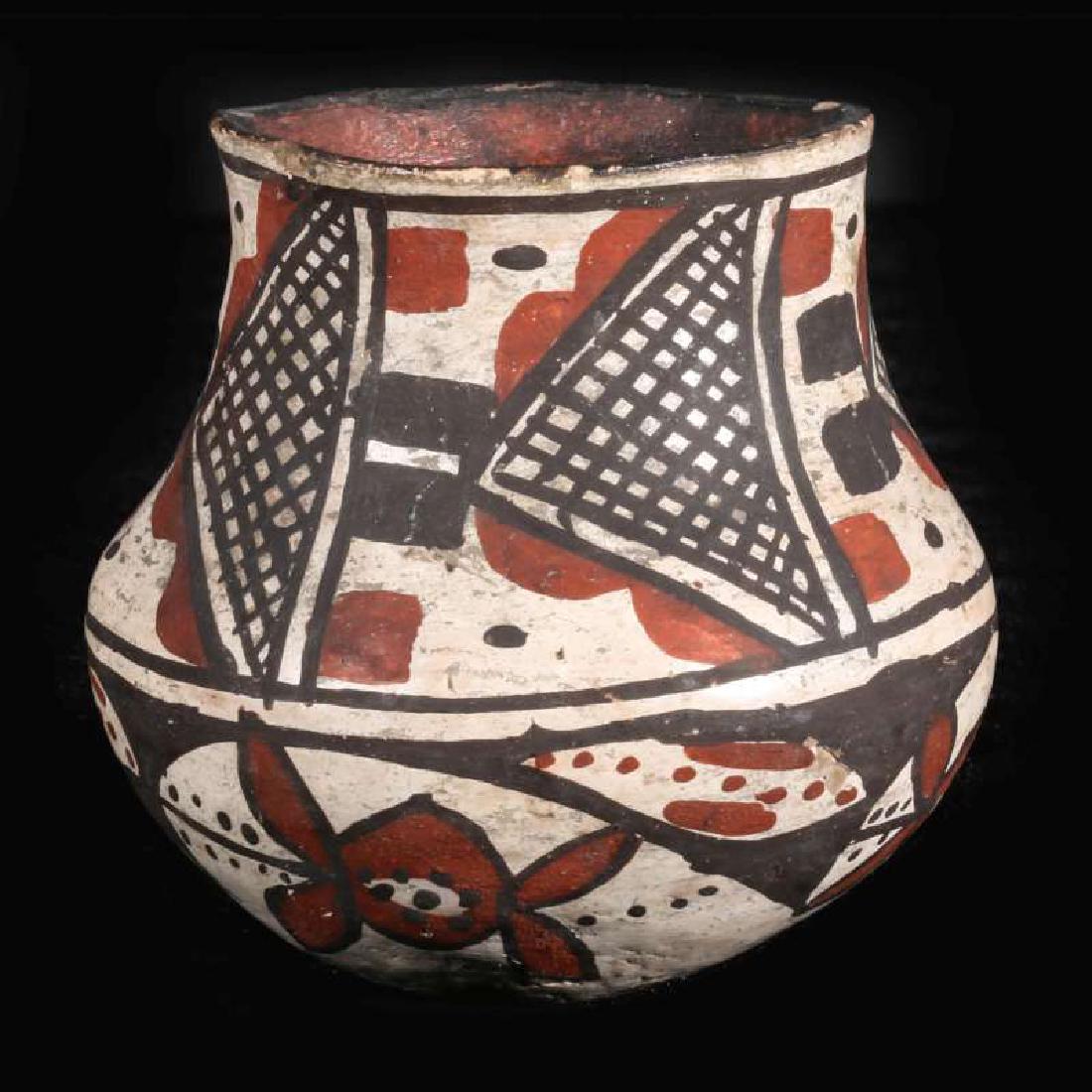 A SMALL EARLY 20TH C. ISLETA PUEBLO POTTERY JAR (1 of 8)
