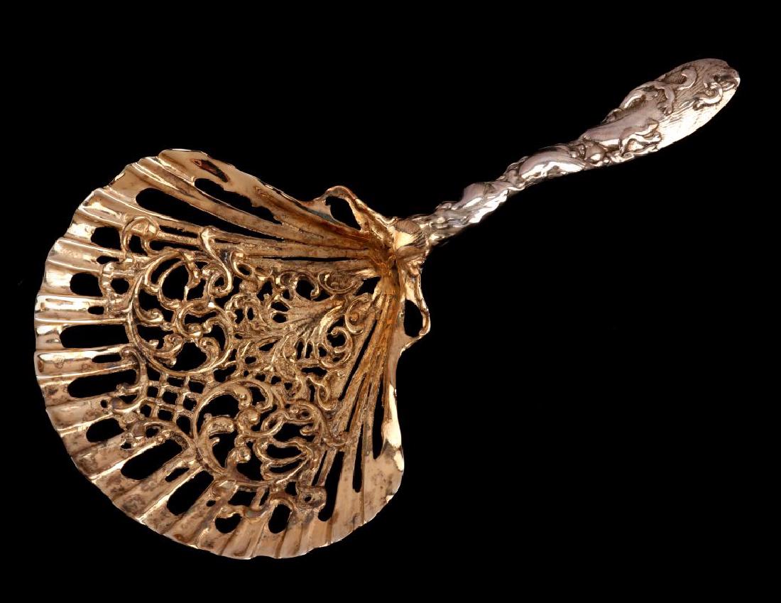 AN UNUSUAL STERLING SILVER SERVING PIECE (1 of 6)