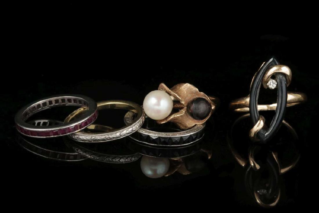 AN ESTATE LOT OF FASHION RINGS (1 of 8)