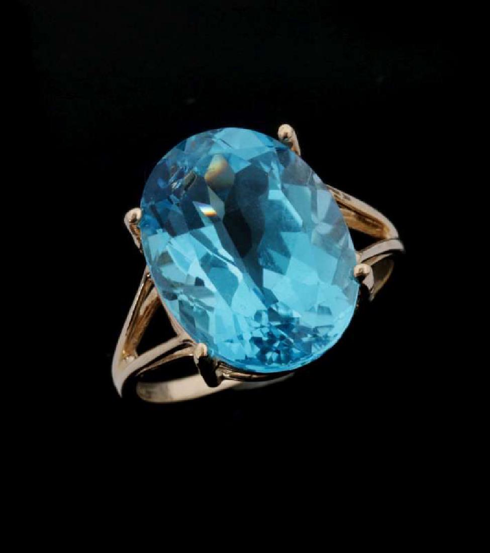 A LADIES' 14K GOLD AND AQUAMARINE FASHION RING (1 of 8)