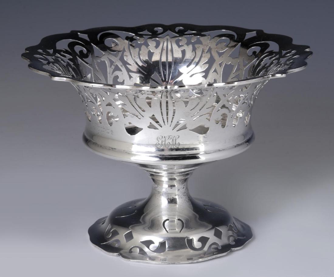 AN AMERICAN STERLING SILVER PEDESTAL BASKET (1 of 8)