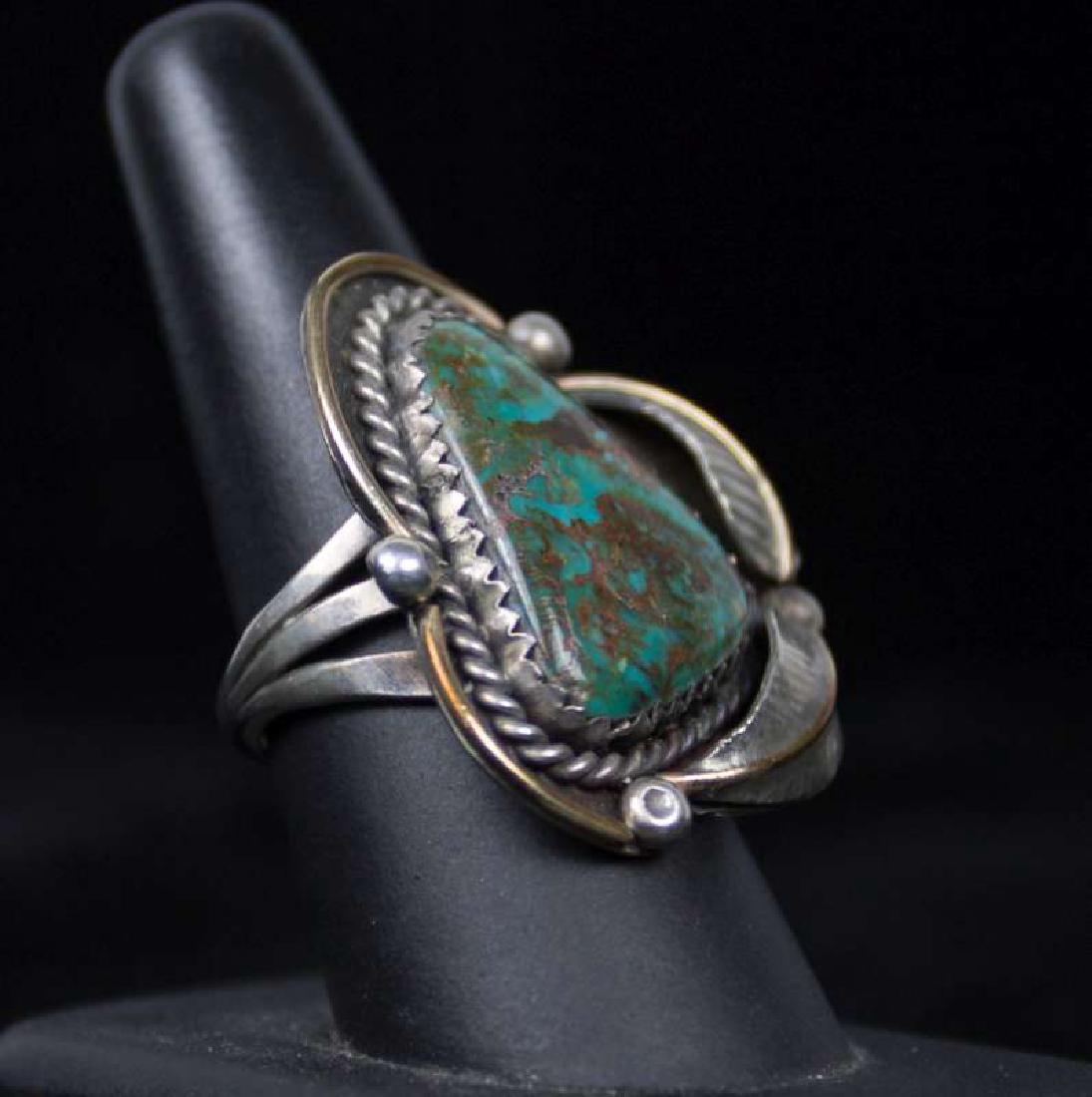 A NAVAJO STERLING AND TURQUOISE RING (1 of 4)