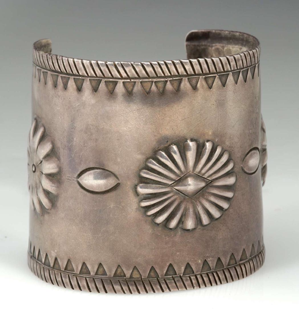 A WIDE NAVAJO STERLING SILVER CUFF BRACELET (1 of 6)