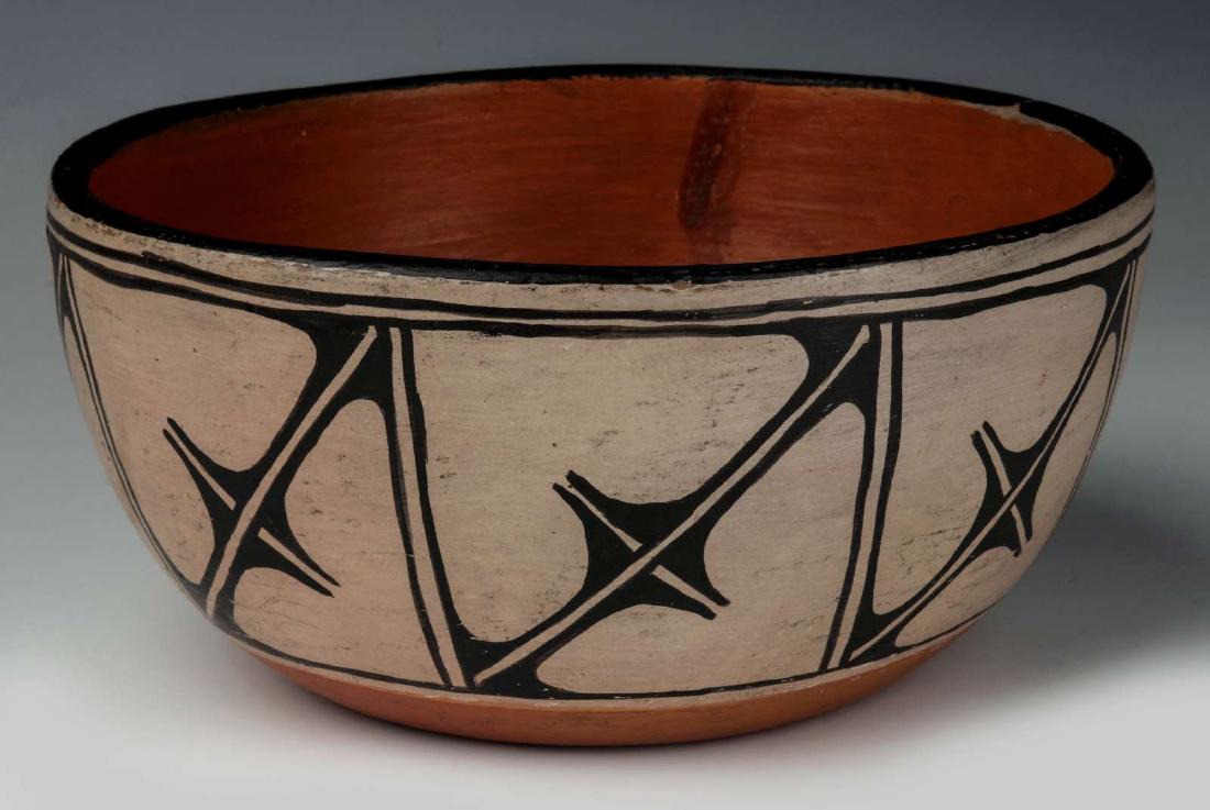 A SANTO DOMINGO POTTERY BOWL (1 of 9)