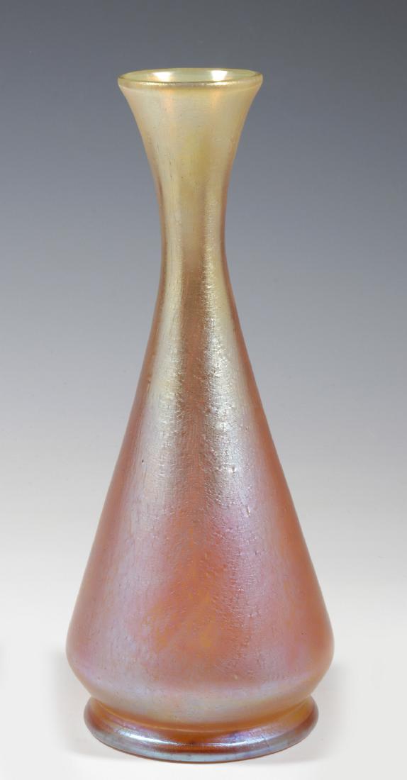 AN UNSIGNED GOLD IRIDESCENT ART GLASS  VASE (1 of 4)