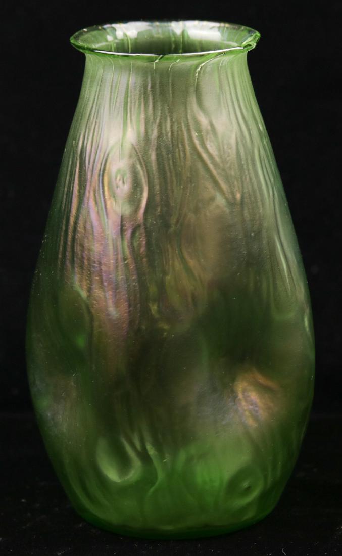 AN UNSIGNED LOETZ ART GLASS VASE (1 of 5)