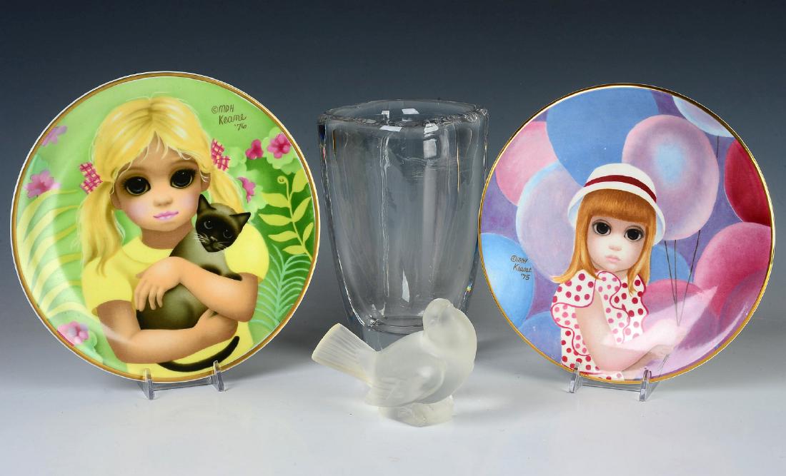 AN ESTATE LOT OF GLASS AND PORCELAIN COLLECTIBLES (1 of 13)