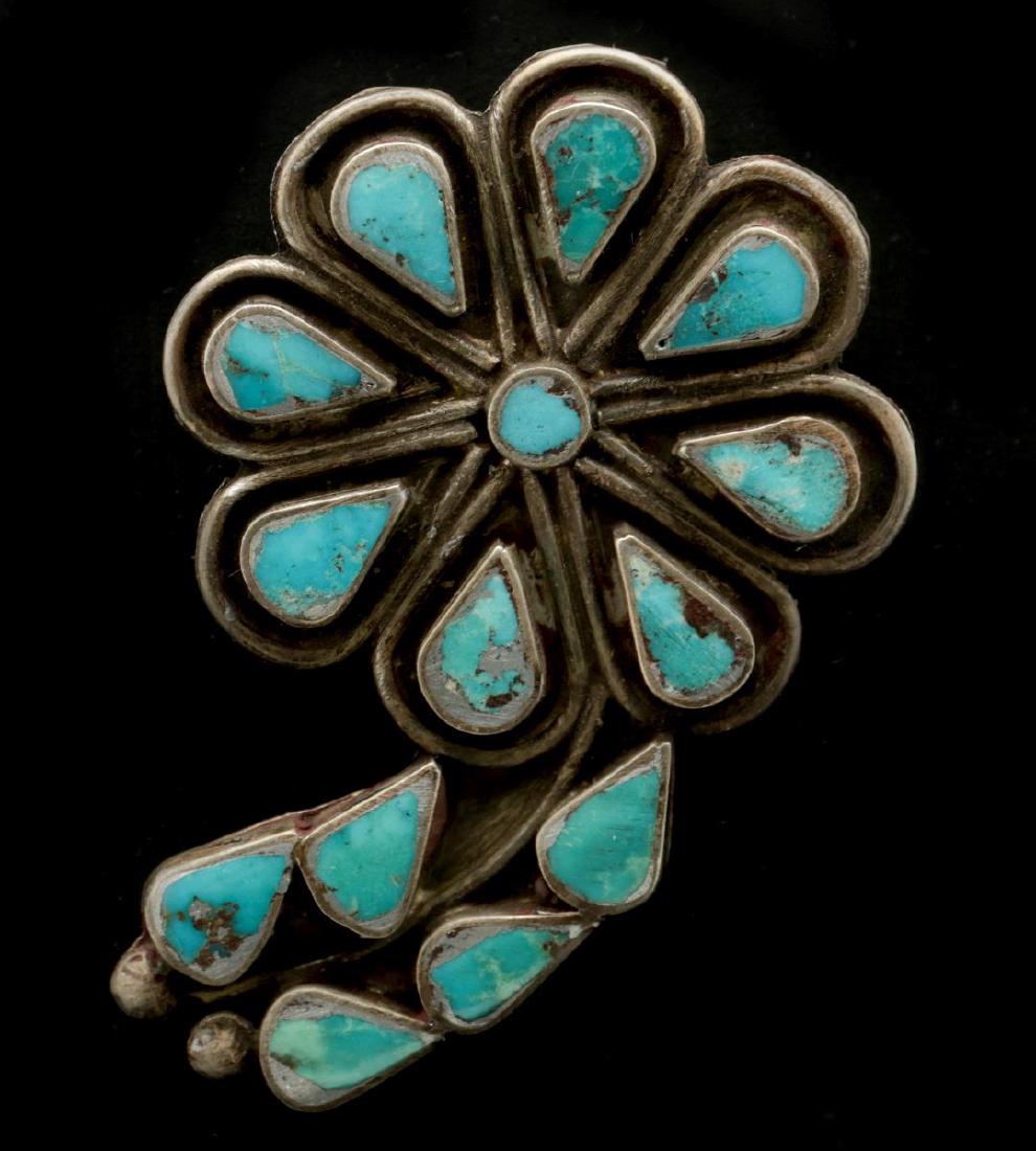 A VINTAGE STERLING AND TURQUOISE FLOWER FORM PIN (1 of 4)