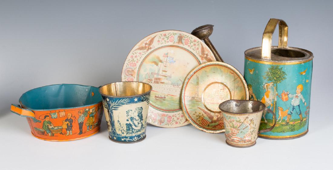 A GROUP OF TIN LITHO CHILDREN'S DISHES AND TOYS (1 of 12)