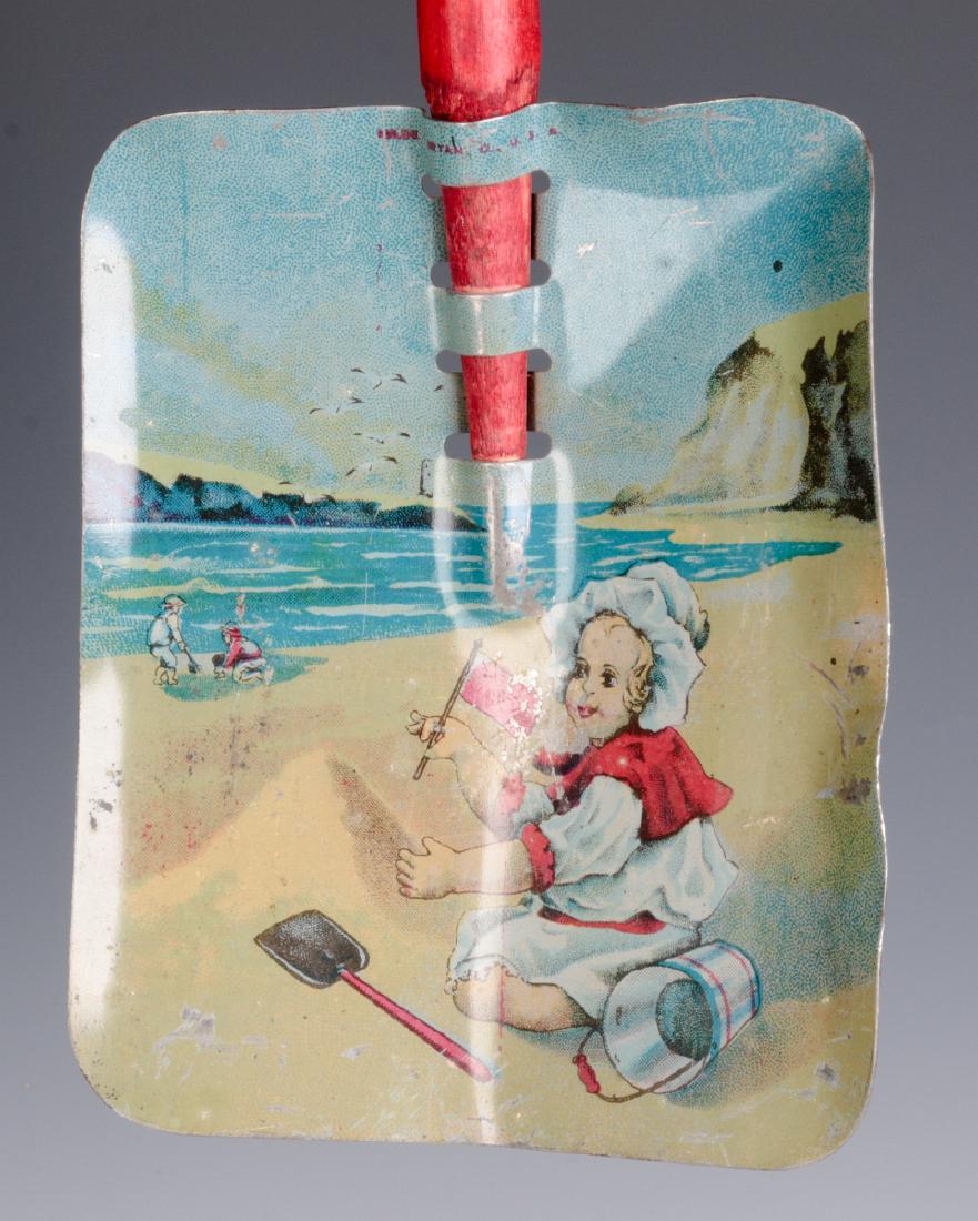 A CHILD'S TIN LITHO SAND SHOVEL WITH WOOD HANDLE (1 of 4)