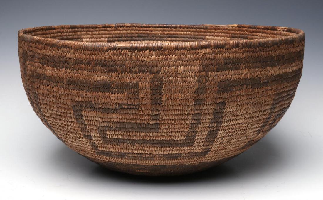 A VERY LARGE LATE 19TH C. PIMA OR PAPAGO BASKET (1 of 6)